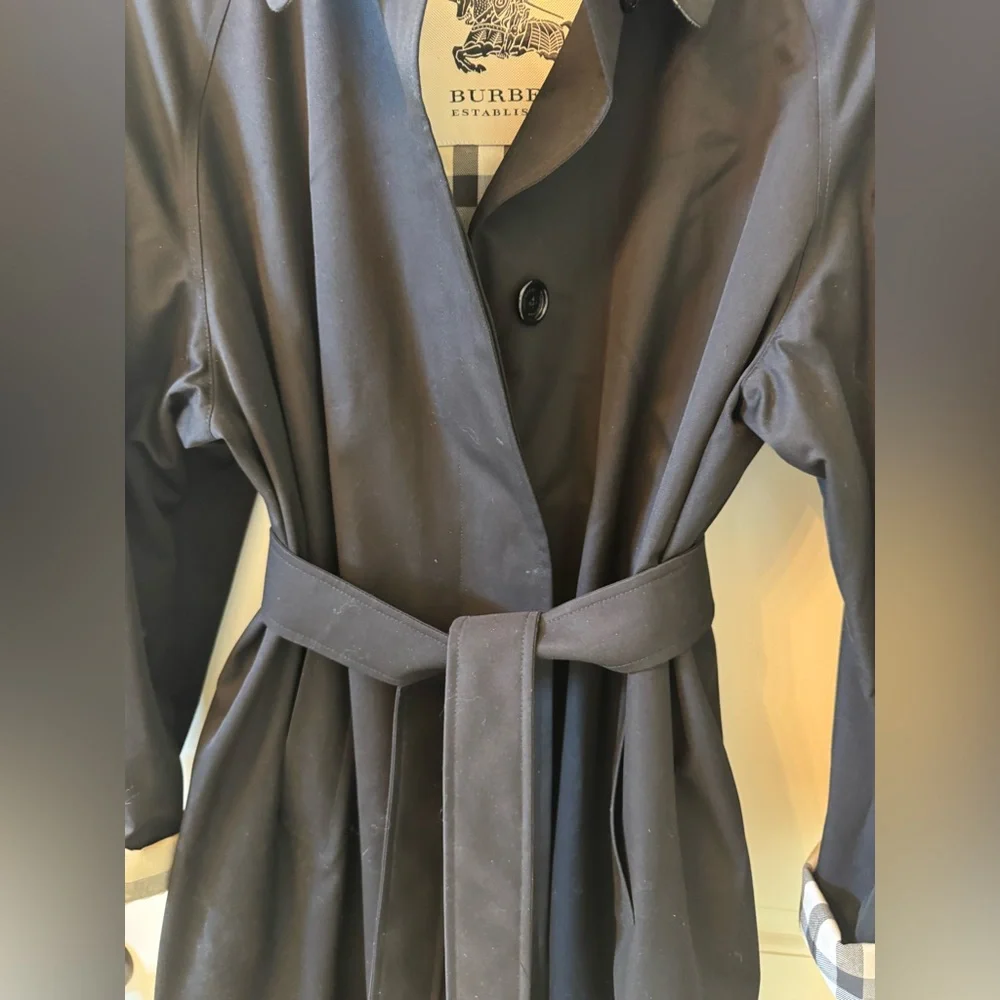 Burberry classic coat with Signature Check Interior. NEVER WORN. - Picture 3 of 4